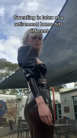 Should’ve packed a sponge FAKE BODY #fakebody #theythem #nonbinarymodel #tattooed #latex 