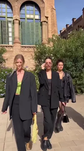 Streetstyle is back.  Amb la tornada al format presencial, els nostres convidats han lluït els seus millors estilismes.  Alguna cara familiar? Menciona-la als comentaris✨  #080bcnfashion #StreetStyle #fashionweek #fashion #barcelona 