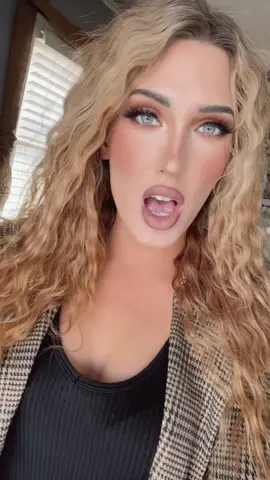 “You’re the locksmith.” #lovethissong #locksmith #10years 