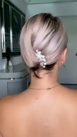 #hairstyle #shorthairupdo #partyhairstyle 