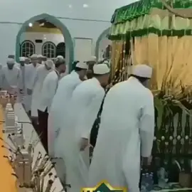 Kuburiyyun Kalsel emang beda...mereka sangat totalitas dalam berkarya menyembah dan beribadah dikuburan...semoga Allah berikan hidayah... . #Repost @mediasunnahindonesia.id  —— Berdoalah kepada Tuhanmu dengan berendah diri dan suara yang lembut. Sesungguhnya Allah tidak menyukai orang-orang yang melampaui batas.  (Surah Al A’raf : 55)  Semoga Allah jauhkan kita dari tata cara beragama yang menyimpang.  #mediasunnahindonesiaid  #kuburiyun #sufinyeleneh 