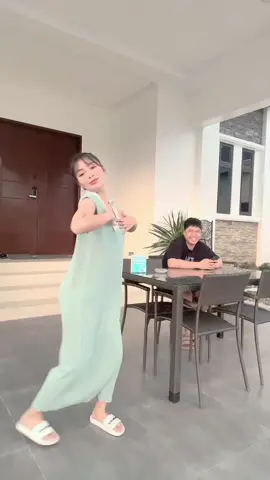 Sabi ko sakanya sayawin natin yung ganitong steps hahaha