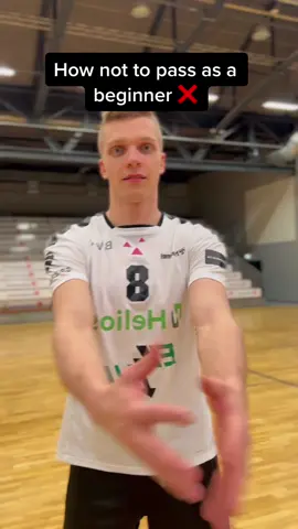 Here’s a small tutorial on how to pass a volleyball as a beginner and what the main points are for receiving a ball 🏐 very important is also too keep your legs bend to get a good stable position 🙌🔥 leave some comments for your questions 🫶 #volleyball #haikyuu #passing #tutorial #viral @kallaghan #beginner #howtopass 