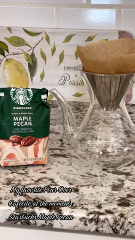 My favorite pour over cafecito at the moment Starbucks Maple Pecan. It smells amazing and tastes so good! #maplecoffeee #pourovercoffee #starbuckscoffeelover #cafecito #buenosdias #sabaditoalegre #sabadito 