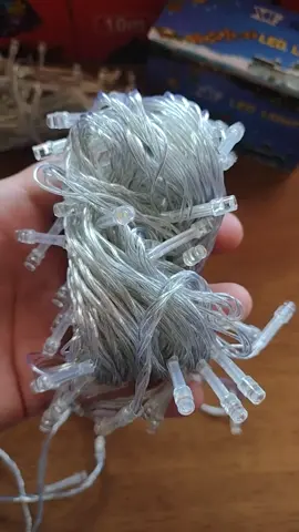 Cordão Pisca Pisca de natal com 100 Leds e com 10 metros de comprimento.  O enfeite de natal que não pode faltar na sua decoração, ilumine a sua casa com muito sofisticação.  O Cordão é branco transparente.  O Pisca Pisca vem com um controlador programado com 8 funções que você pode deixar sua casa cada dia piscando com uma função.  #pisca #piscapisca #piscapiscadenatal #natal #enfeitesdenatal 