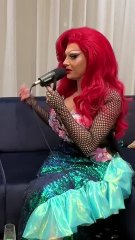 Rasiert und glatt wie ein Delfin oder ein glattrasierter Delfin 🤔 .. naja wie auch immer .. Hauptsache unten hui und oben hui und in der Mitte pfui 🧜🏼‍♀️ Cheers #kaulitzhills @spotify 