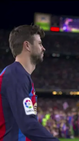 Así saltó Gerard Piqué por última vez al césped del Camp Nou como capitán del @fcbarcelona 👏👏 #LaLigaEnDAZN #futbol #LaLiga #Pique #FCBarcelona