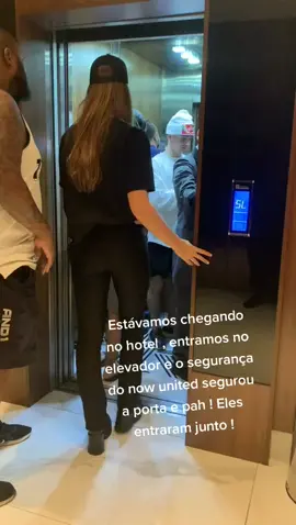 No dia que chegamos no hotel e pegamos o elevador junto com alguns membros do @nowunited @joshbeauchamp @savannahclarkeofficial #nowunited #nowunitedbr #nowunitedforever #waveyourflagtour 