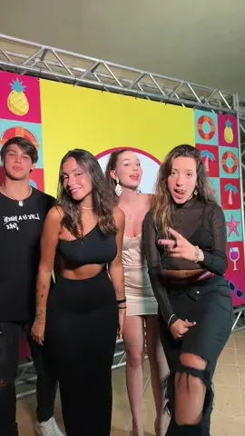 quem é gabi moura e duda rubert do lado de gabs nerys??? ah, e tem um fã ali atrás entrosando😖 @Guilherme rego @Gabriela Moura @duda #alohahouse 