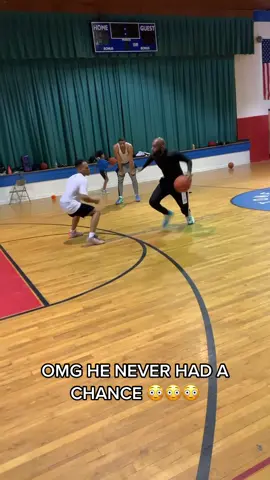 OMG HE NEVER HAD A CHANCE 😳😳😳   #GrindHouseBasketball #iTrainWithMarcusWalker #basketball #basketballtiktok #basketballtraining #fyp #viral #crossover 