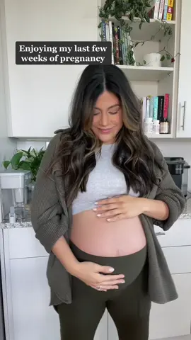 A watermelon through a hair tie 🤰🏻 #35weekspregnant #pregnancytiktok #MomsofTikTok #pregnantwomanstuff #GenshinImpact32 