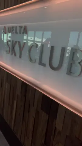 Sky Club >>> Admirals Club #deltaskyclub #delta #airportlifestyle #airportlounge #travellounge #travelvlog #travel #travelhacks #skyclub #admiralslounge #americanairlines 