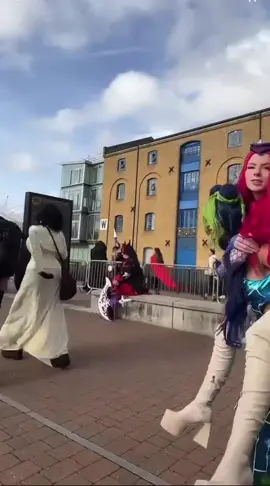 The only video I got of us in jolyne and anasui help #jjba #jojosbizarreadventure #anasui #jolyne #mcm #mcmlondon #jolynekujo #anasuinarciso #stoneocean #fyp 