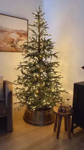 Moody Christmas vibes in the bedroom✨ #kingofchristmas #christmastok #christmastiktok #christmas #homedecor @King Of Christmas #fyp #foryou #masterbedroom #homeinspo #christmastree #moodyhome 