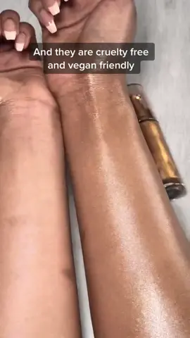 Non sticky, doesn’t transfer, non Glittery.. can be used on both face and body. #eloisebeauty #bodyglowilluminator 