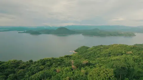 ปล่อยใจไปกับบรรยากาศวิวเขื่อนศรีนครินทร์  #tiktokพาเที่ยว #ท่องเที่ยวถ่ายรูป #เที่ยวไทยให้หายคิดถึง #เจอนู้นเจอร์นี่ #ภาพมุมสูง #birdeyeview #โดรน #ท่องเที่ยวธรรมชาติ #ธรรมชาติบําบัด🍃 