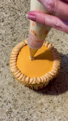 Pumpkin Pie Cupcake for Thanksgiving #pumpkinpiecupcake #pumpkincupcake #pumpkinpie #thanksgivingcupcakes #cupcake #cupcakes #thanksgiving #cake #cakedecorating #buttercream #cakes #thanksgivingdessert 