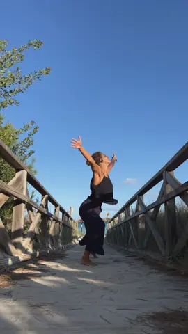 Sólo Tango #freedom #dance #dancer #danceinnature #bythesea #danceflow #movementculture #letsdance #moveeveryday #naturedance 
