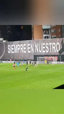 Valverde mete un balón en una casa de un pelotazo #realmadrid #valverde #rayovallecano 