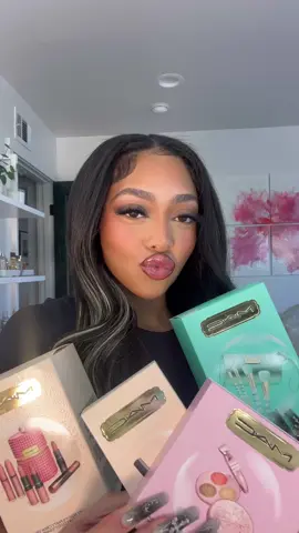 The perfect gifts for the holiday season from @maccosmeticsusa #ad #macholiday #macbubblesandbows #foryoufromme #macambassador 