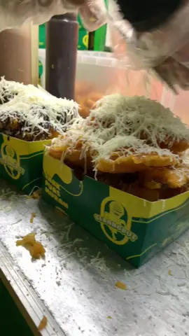 #kulinerjalanan  #pisanggoreng  #camilan  #wisatakuliner  #kulinerjember  #kulinerblitar #makananmalam  #makananenak  #fypage 