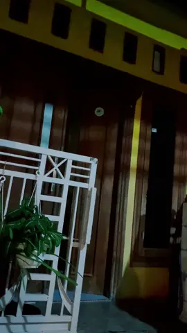 Ceritanya abis kerja malam2 mampir ke rumah kawan kerja(cewek) buat ambil laptop. Dari 500m sebelum rumahnya sudah saya telpon, saya suruh keluar dan dia bilang iya. Sampe’ dpn rumahnya kok belum ada dia di dpn. Karena kumpulan kami ini memang kalo slengek’an random jd saya iseng panggil didepan rumahnya pake suara kambing sambil ku video buat becandaan di grup kerja. Eh kok yg keluar bapaknya 😭