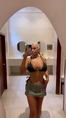 Tik tok I’m 18+ #fakebody #tiktok #fyp #bali #travel #viral #teenager ##tourists ##fyp ##foryou #eighteen 