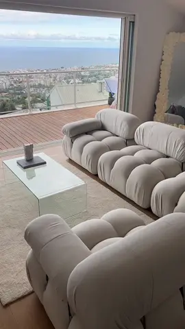 Vous aimez la nouvelle déco ? Il manque quoi à votre avis ? 🥺 #Home #decor #reunionisland #organisation #foammirror #mariobellini #mariobellinisofa 