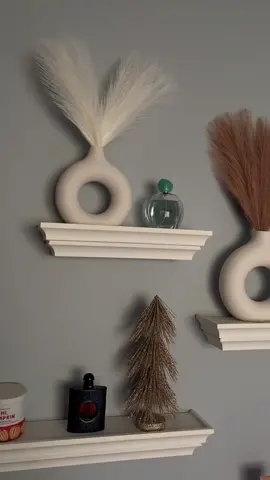 peep the christmas tree🎄 follow for more viral home decor finds & how to style them!✨ #homedecortipsandtricks #homedecortips #homedecorhacks #donutvase #donutvases #uniquevase 