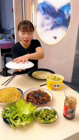 Funny couple trick each other eating 🍜😂 #husbandandwifeeating #chinesefunnyvideo #funnyeating #chinesemukbang #funny #eating #eatingshow #eatingasmr 