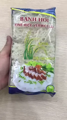 em bánh hỏi khô đặc sản cho những ai thèm cuốn thịt nướng nha cả nhà. 1kg bánh hỏi khô sau khi chế biến ra được 2.4kg bánh tươi. Trọng lượng bánh : 340g. Cả nhà ghé sang shop để xem thêm các sản phẩm khác của Truefood nha!  #banhpia_team #banheiro #banhhoi #banhtrangphoisuong 