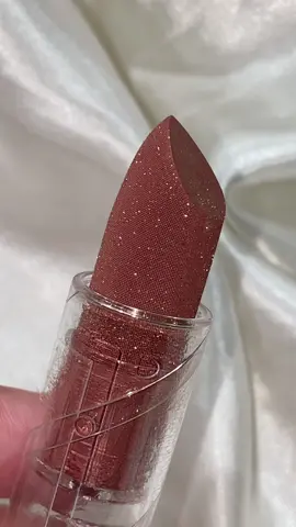omg @Romantic Beauty 🥹 #beauty #lipstick #makeup #sparkle #glitter #glitterlips #glitterlipstick 