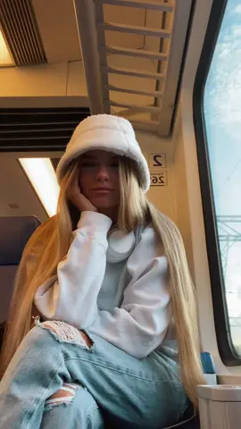 en echt wel dat ik werd aangestaard maar boeie, just living on a giant ball in space, and nobody s gonna remember me😏 #fyp #train 