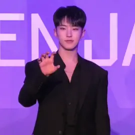 not him getting shy while doing horanghae pose 😭 #hoshi #seventeen 
