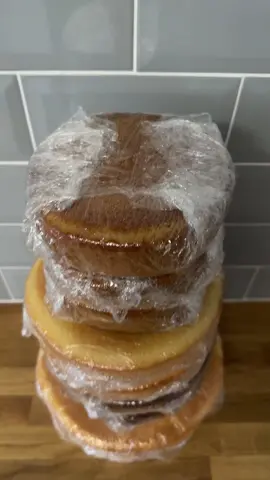 My niece’s wedding cake 🥰 quick transition vid for this one, but I love it and she loved it, so its a win win 😉 #cake #cakedecorator #cakedecorating #weddingcake #family #brideandgroom #baker #fondantcake #fyp #foryou 