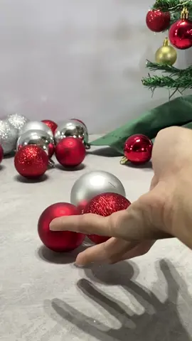 cheirinho de natal no ar e começamos a preparar váriassss dicas ótimas 🎄💫 Essa é especial pra você que não quer gastar muito ou quer montar uma decoração beeem criativa 💛  Kit bolas prata M (com 6) R$ 29,9 Kit bolas vermelhas G (com 6) R$ 34,9 Kit bolas vermelhas M (com 12) R$  Kit bolas pratas P (com 9) R$ 24,9 Kit bolas prata estilizada (com 3) R$ 6,90 Fio de luz R$ 10,9 cada Urso de natal R$ 39,9  Vem conferir os itens já disponíveis na loja e no site: www.tudinhoparasuacasa.com.br 📍Av. Mutinga, 2045 - Vila Zulmira/ Pirituba (Zona Oeste de São Paulo)  #natal2022 #decoracaodenatal #enfeitesdenatal #decoração #dicasdecasa