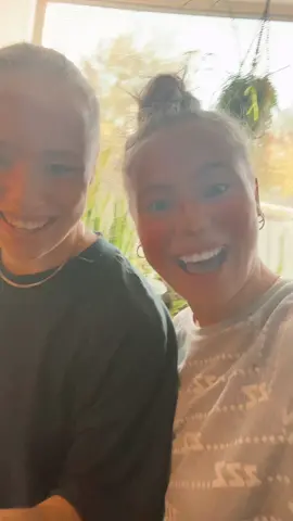 Zijn wij een- of twee-eiig? 🍳😂 Zet het in de comments✨ Je 2e @ wilde altijd al tweeling zijn! #mylenerosanne #twins #fyp #foryou 