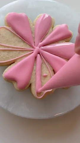 🌸🌸🌸 all recipes and tutorials linked in my bio💖 #cookiedecorating #flowercookies #royalicingcookies #oddlysatisfying #asmr 