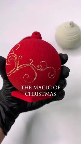 Шоколадні новорічні іграшки ручної роботи.  Створять по-справжньому  новорічний настрій🥰  Ними можна разом з дітками прикрасити новорічну ялинку, або подарувати друзям та колегам. Корпоративні замовлення.  Також за бажанням в іграшку можна поклади записку з побажаннями, або освідчитись в коханні.  Доступні в молочному, білому та чорному шоколаді. Наповнення: горішки та повітряний рис в шоколаді Вага -85 грам Ціна: 200грн#цукеркиручноїроботи #назамовленняукраїна #корпоративніподарунки #подарункиукраїна #новийрік2023 #chocolate 