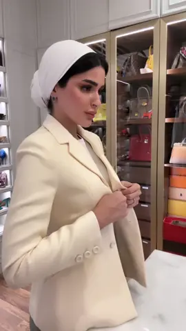 Dior 30 MONTAIGNE BAR JACKET made of  Wool and Silk, designed in 1947 .. timeless .. stylish.. classic .. modern piece .. it has it all القطعه الي بتنفع كل شي مودرن كلاسيك ستايلش انثويه وانيقه من ديور الجكيت مكون من قماشتين حرير وصوف .. بناسب كل زمان ومكان وبعتبره قطعه استثمار #fashiontok #dior #dior30montaigne 
