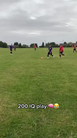 He seriously outsmarted them 😂 @gspendiff #sportbible #sports #football #Soccer #ballers #sundayleague 