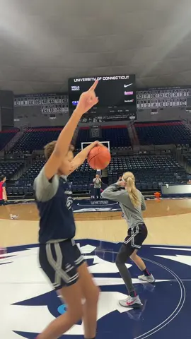 Yall wouldnt believe me if i said 1st try but I promise you @Amari DeBerry #uconn #fyp #hoops #IMBACK