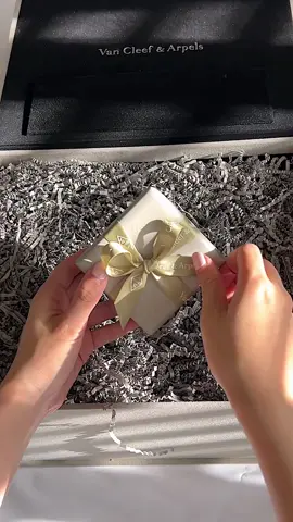 Unbox my Van Cleef necklace with me, how cutie is the sweet Alhambra necklace #vca #vancleefarpels #vancleefandarpels #sweetalhambra #unboxing #vancleefalhambra 