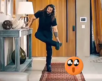 Algo no cuadra con Aquaman! #aquaman2 #momoa #actorlife #real #viral #muscle #fuerza #humor #effect #aqua #video #calvos #musculos #tattoo 