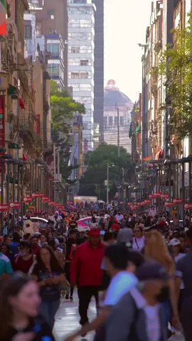 Calle Madero una de las más transitadas en Mexico 🇲🇽❤️ #cdmx #zocalocdmx #mexicocity #visitamexico #travel #guiadeturismo #guiadeturistas #cdmx_oficial #filmmakersworld #sony 