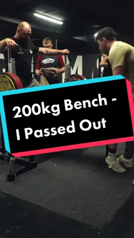 200kg bench fail #powerlifting #benchpress #bench #gymfail #fyp 