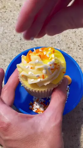 Pilgrim Cupcake for Thanksgiving #thanksgivingcupcakes #cupcake #cupcakes #thanksgivingdessert #thanksgivingtreats #thanksgiving #cake #cakedecorating #buttercream 
