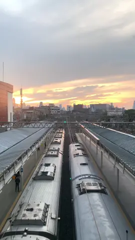 Sisi Barat Stasiun Jatinegara di Sore Hari #StasiunJatinegara #Jakarta #KeretaApi #KeretaSenja #fyp #xyzbca #fypシ゚viral 
