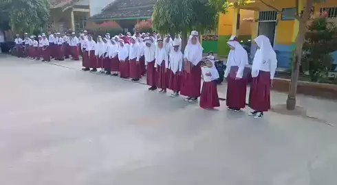 Devi si anak viral membaca teks UUD 1945 saat upacara hari senin