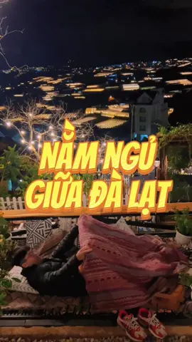 Quán cafe Đà Lạt cho phép bạn… trùm mền nằm ngủ giữa cái view thung lũng đèn đẹp muốn xỉuuuu 🫢 #dalat #a#ancungtiktokr#reviewanngonl#learnontiktokv#vtmgrf#foryouf#fypforyoupage 
